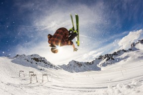 “华金·托比利亚的坚韧防守与领导风范，成就阿根廷美洲狮队的新辉煌”