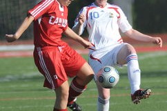 女子足球裁判员培训体系完善提升赛事判罚质量，足球女裁判搞笑视频