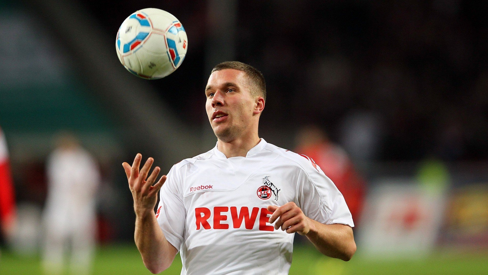 都灵加强边路防守成功锁死传中路线，都灵门将