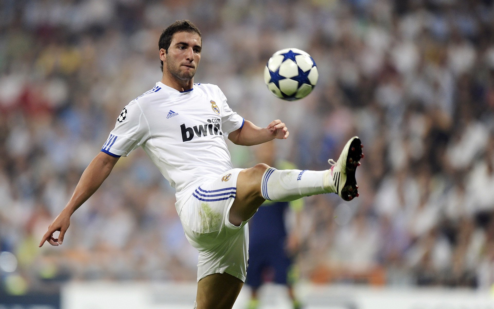 新一代足球裁判引入机器学习模型，判罚更智能公正，足球裁判机器人